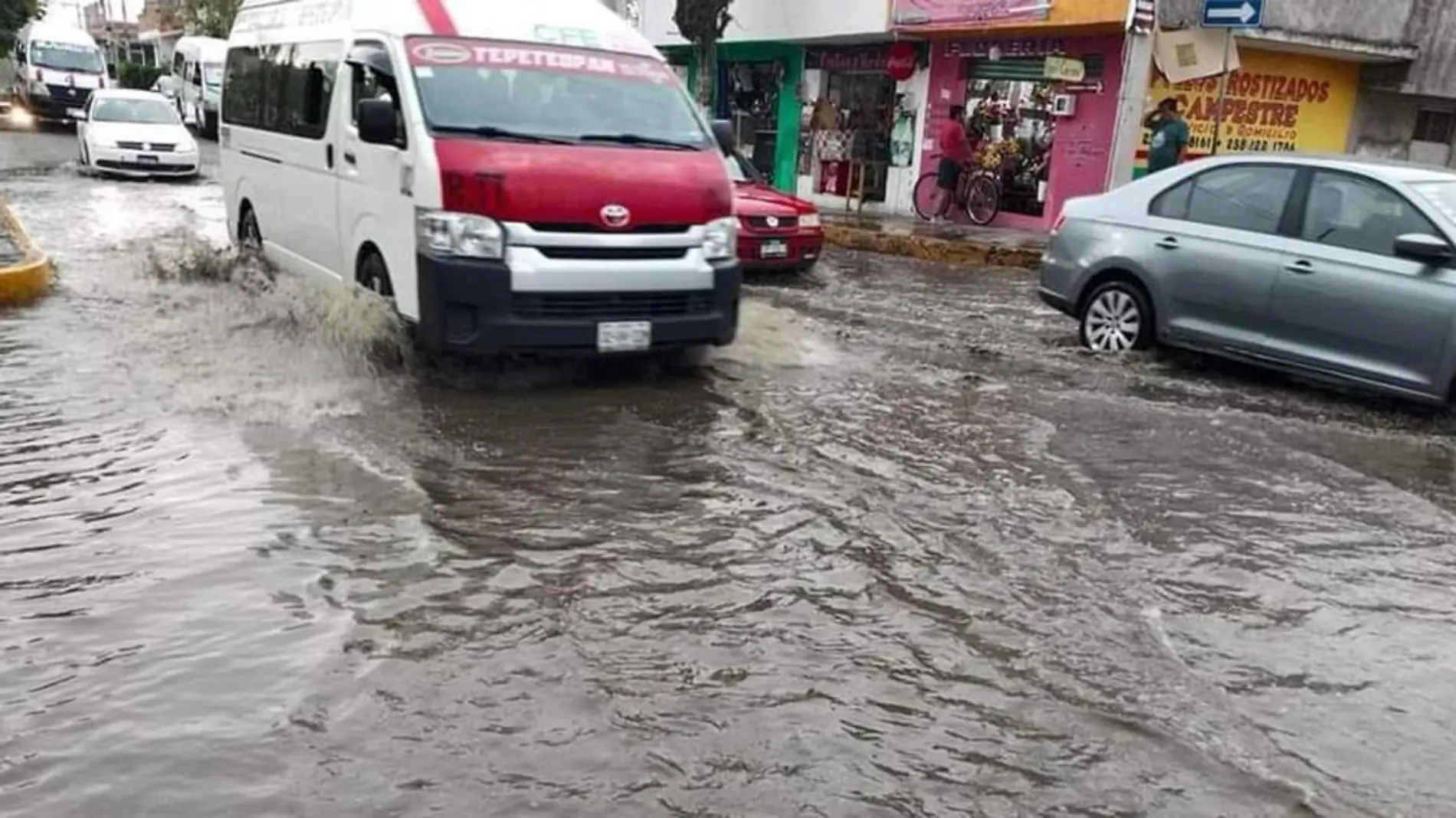 El drenaje es insuficiente para la cantidad de agua y residuos